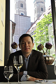 Chang City Wirt Nguyen van Giang - genannt Chang - bietet aromatische K&uuml;che Asiens und internationale Spezialit&auml;ten mit Blick auf die T&uuml;rme der Frauenkirche (&copy;Foto. Marikka-Laila MAISEL)